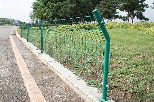 巨人公司双边丝护栏网：为乡镇公路量身破局