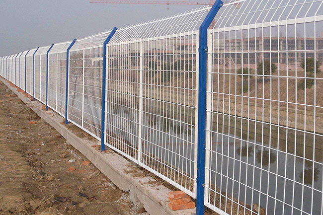 巨人公司框架护栏网：破解高端社区安全与景观融合难题