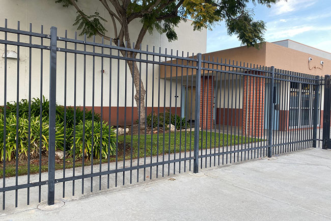 巨人公司锌钢护栏：高端住宅筑牢安全防线