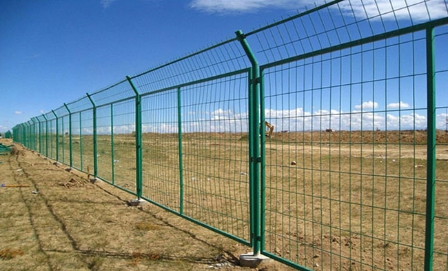 框架护栏网：防护升级选对款，甄特护栏让安全更靠谱