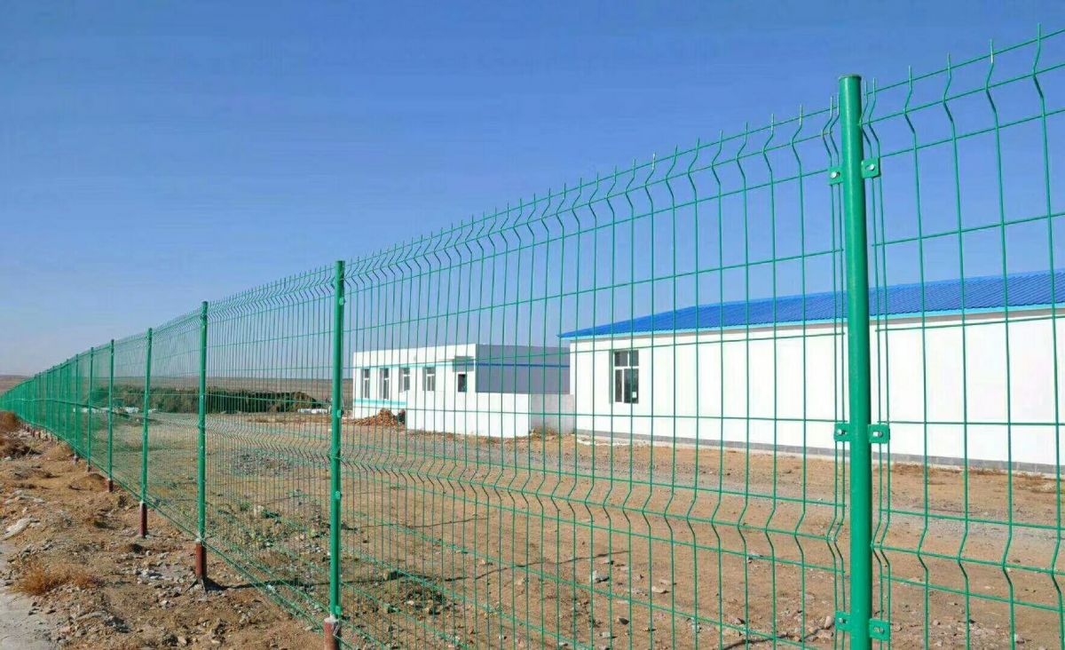 双边丝护栏选不对？甄特18年大厂：防腐蚀、抗冲击，10年耐用不踩坑！