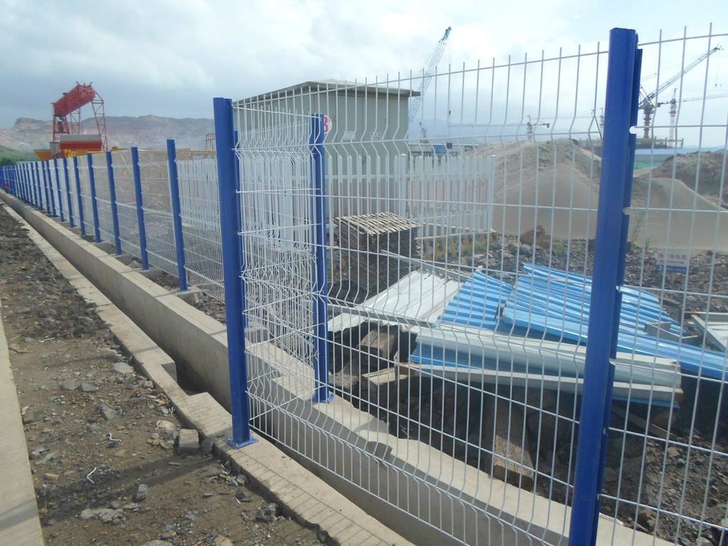 桃型柱护栏网效果图