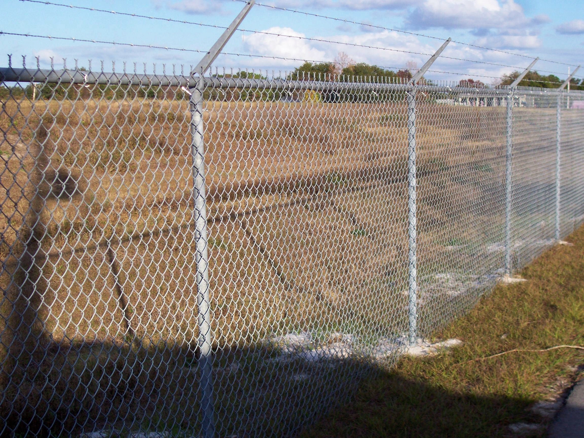 河南省新乡市某铁路段两侧隔离勾花网工程