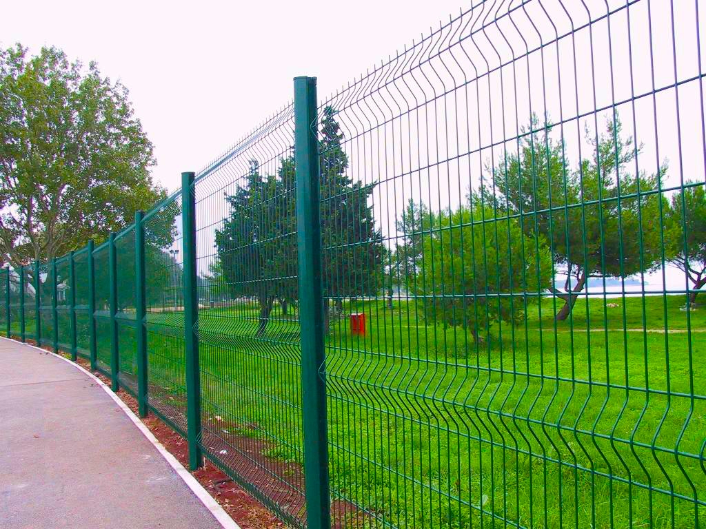 山东省济南市历城区某体育中心桃型柱折弯护栏网工程